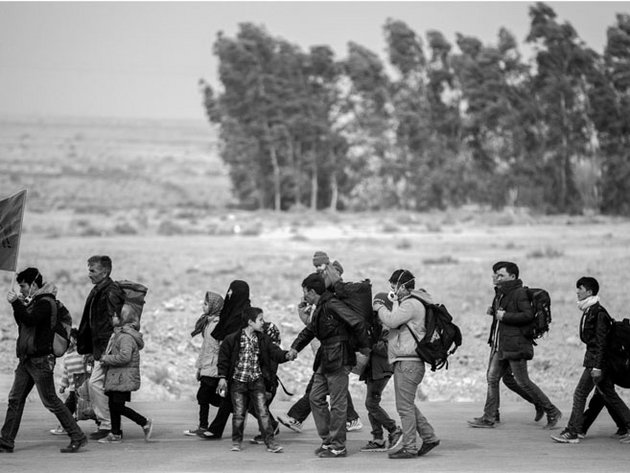 Photo représentant un groupe de personnes réfugiées - Photo de mostafa meraji sur Unsplash