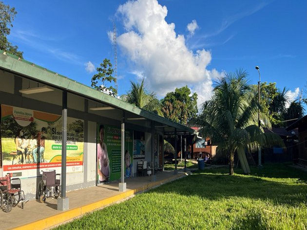 Image représentant un bâtiment communautaire au cœur de la province de La Convención, au Pérou 