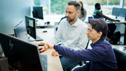 Le professeur Jean-François Éthier et Emmanuel Bilodeau, étudiant à la maîtrise en Philosophie et éthique appliquée