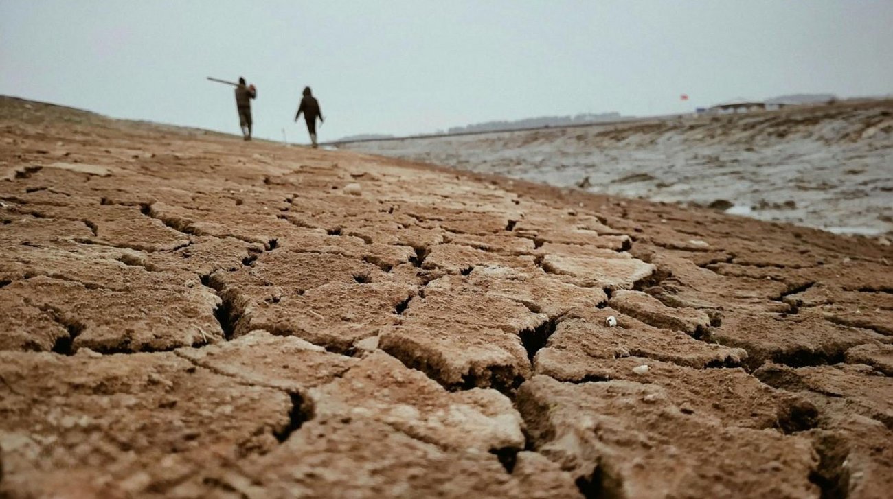 Photo représentatnt 2 personnes marchand dans un désert