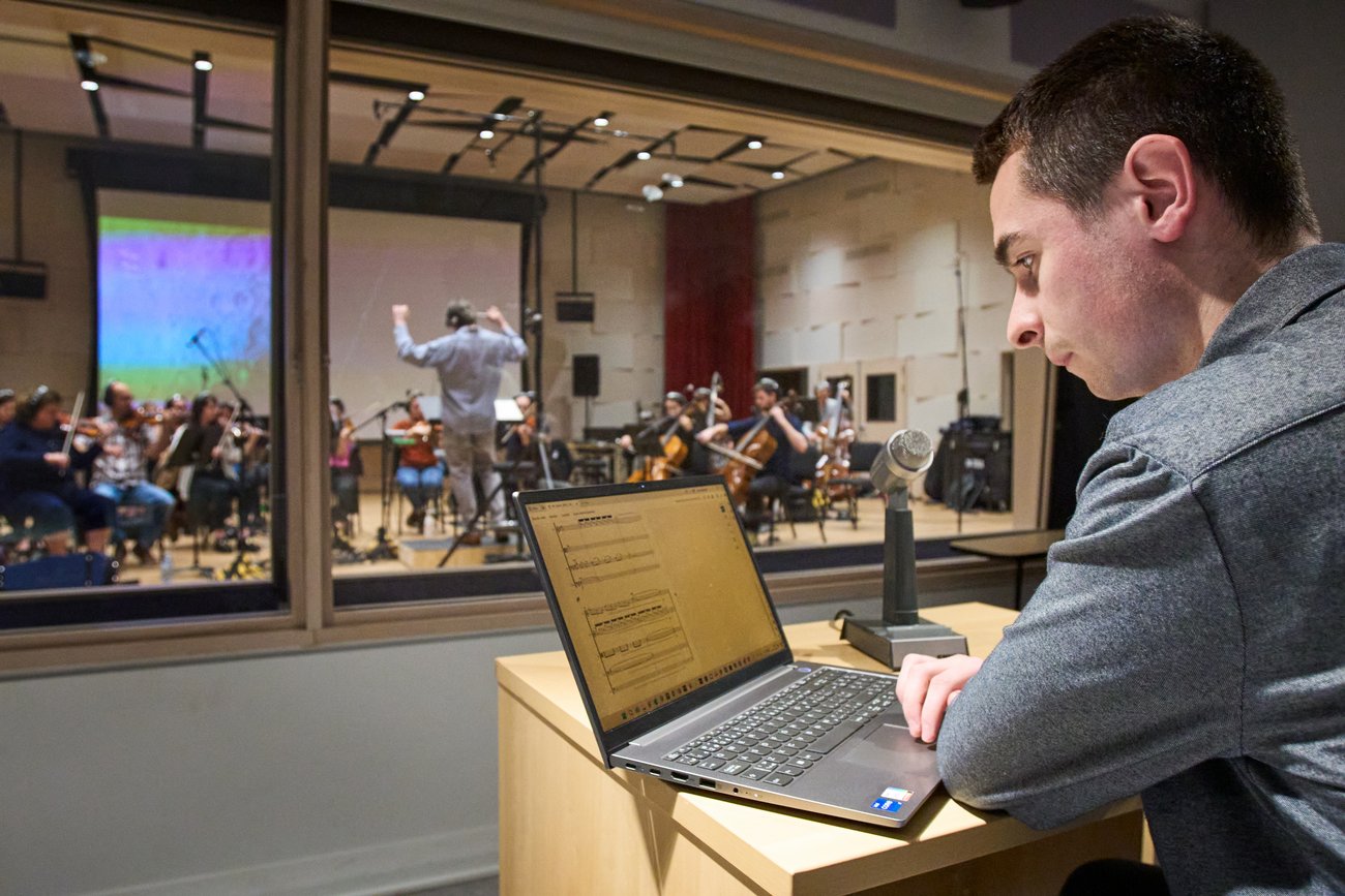 Étudiant en composition et musique à l'image avec orchestre