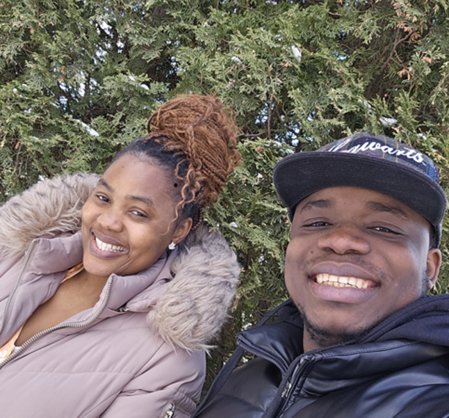 En ordre d’apparition (de gauche à droite) : Helene Ndjeugoue et Précieux Adjai