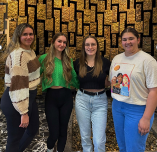 En ordre d’apparition (de gauche à droite) : Frédérique Jobin, Claudel Nardini, Lia Essiambre et Emy Loiselle