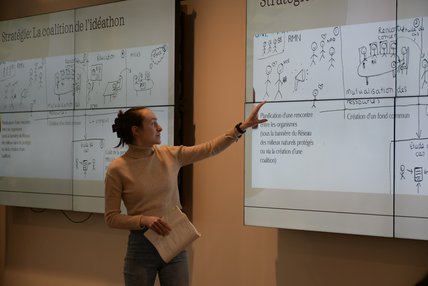 Une étudiante qui prend parole lors de la présentation finale de son équipe