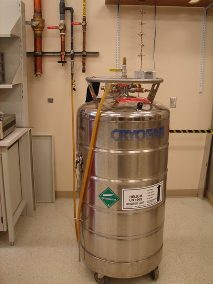 Reservoir d'hélium liquide