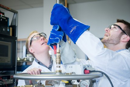 Deux étudiants durant un laboratoire