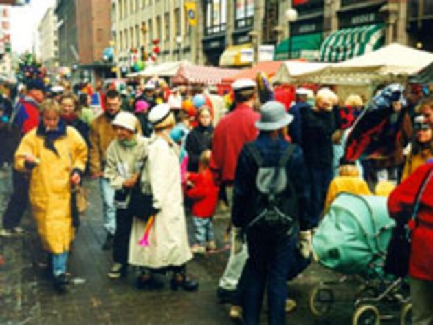 Une rue avec des marchés en Finlande et des Finnois