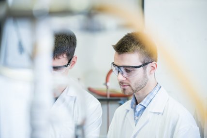 Deux étudiants concentrés lors d'un laboratoire