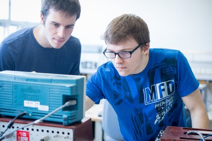 deux étudiants qui observent leurs données lors d'un laboratoire