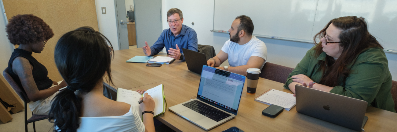 Membres du personnel en atelier de travail mené par le recteur.