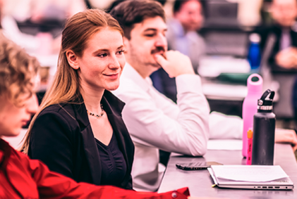 Etudiante dans une classe universitaire