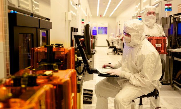 Photo d'une personne dans un laboratoire qui travaille sur un ordinateur.