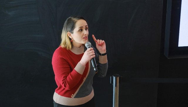 Photo de Sorayya Ghaffari Sarvarmaleki présentant son projet de thèse de doctorat.