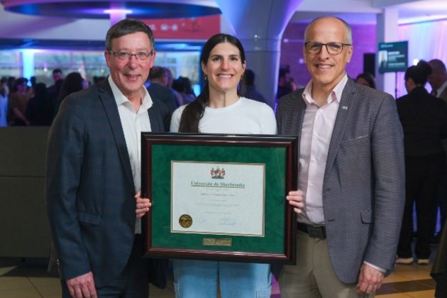 Photo du vice-recteur à la recherche et aux études supérieures de l'UdeS, Jean-Pierre Perreault, avec la professeure Gabrielle Garon-Carrier, et le recteur de l'UdeS, Pierre Cossette.