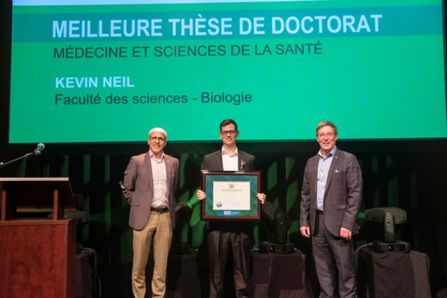 Photo du recteur de l'UdeS Pierre Cossette, du doctorant Kevin Neil et du vice-recteur Jean-Pierre Perreault.