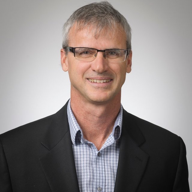 Photo du professeur Marc Frappier, titulaire de la Chaire de recherche en cybersécurité post-quantique.