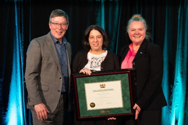 Le professeur Jean-Pierre Perrault, recteur de l'Université de Sherbrooke, la professeure Eva Dupont-Ferrier et la professeure Anne Lessard, vice-rectrice à la recherche et vice-rectrice aux relations internationales de l'Université de Sherbrooke. 