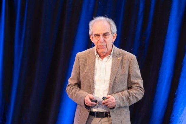 Photo du professeur Michel Devoret prise lors de sa conférence à l'Université de Sherbrooke.