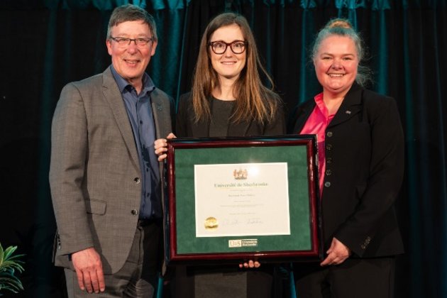Le professeur Jean-Pierre Perrault, recteur de l'Université de Sherbrooke, la professeure Annie Chaloux et la professeure Anne Lessard, vice-rectrice à la recherche et vice-rectrice aux relations internationales de l'Université de Sherbrooke.  