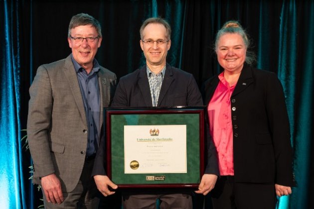 Le professeur Jean-Pierre Perrault, recteur de l'Université de Sherbrooke, le professeur Mark Vellend et la professeure Anne Lessard, vice-rectrice à la recherche et vice-rectrice aux relations internationales de l'Université de Sherbrooke.