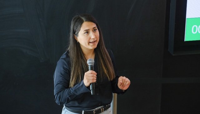 Photo de Melika Parichehreh présentant son projet de thèse de doctorat.