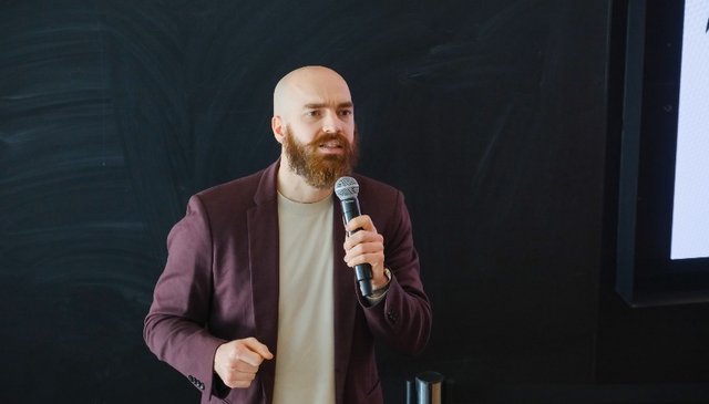 Photo de Berthié Gouin-Ferland présentant son projet de thèse de doctorat.