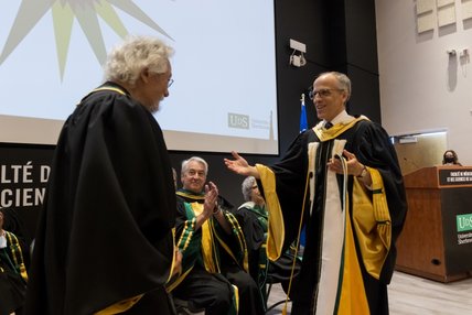 Le professeur David Suzuki, et le professeur Pierre Cossette, recteur de l'UdeS.