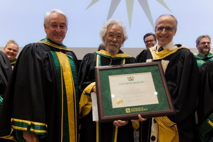 Le professeur Dominique Dorion, doyen de la FMSS, le professeur David Suzuki, et le professeur Pierre Cossette, recteur de l'UdeS.