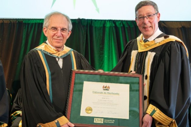 Photo de Michel Devoret et du recteur de l'Université de Sherbrooke, le professeur Jean-Pierre Perreault.