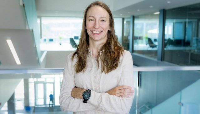 Photo of Professor Sara Larivière