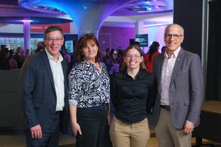 Photo du vice-recteur à la recherche et aux études supérieures de l'UdeS, Jean-Pierre Perreault, avec Sophie-Andrée Blondin, la professeure Mélanie Trudel et le recteur de l'UdeS, Pierre Cossette.