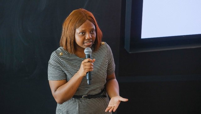 Photo de Jeannette Trésor Noubissi Sop présentant son projet de thèse de doctorat.