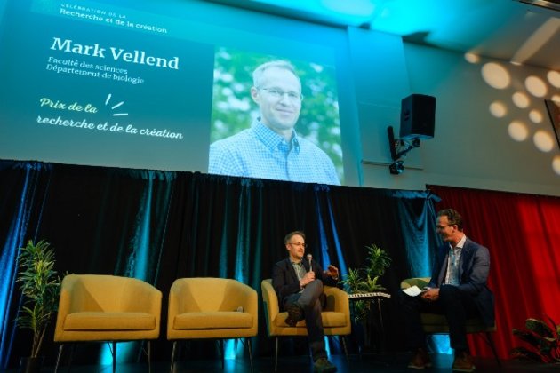 Le professeur Mark Vellend en discussion avec le professeur Martin Bisaillon, vice-recteur aux ressources humaines et au développement de la communauté