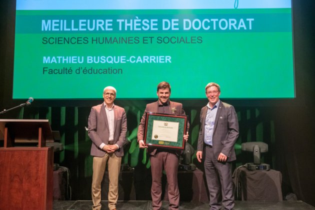 Photo du recteur de l'UdeS Pierre Cossette, du doctorant Mathieu Busque-Carrier et du vice-recteur Jean-Pierre Perreault.