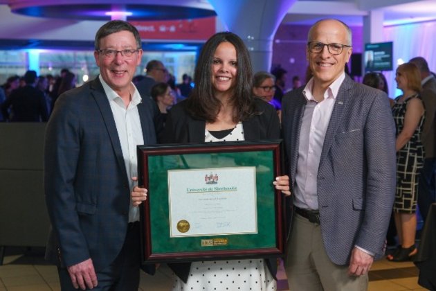 Photo du vice-recteur à la recherche et aux études supérieures de l'UdeS, Jean-Pierre Perreault, avec la professeure Amanda Guimbeau et le recteur de l'UdeS, Pierre Cossette.