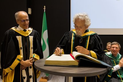 Le professeur David Suzuki, et le professeur Pierre Cossette, recteur de l'UdeS.