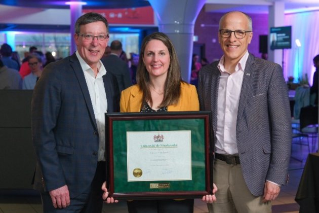 Photo du vice-recteur à la recherche et aux études supérieures de l'UdeS, Jean-Pierre Perreault, avec la professeure Myriam Lemelin, et le recteur de l'UdeS, Pierre Cossette.