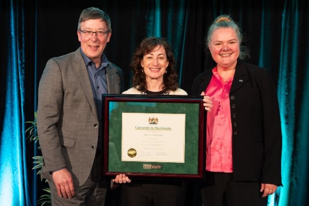 Le professeur Jean-Pierre Perrault, recteur de l'Université de Sherbrooke, la professeure Louise Bienvenue et la professeure Anne Lessard, vice-rectrice à la recherche et vice-rectrice aux relations internationales de l'Université de Sherbrooke.