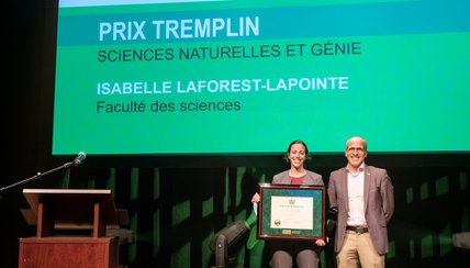Photo de la professeure Isabelle Laforest-Lapointe accompagnée du recteur de l'UdeS Pierre Cossette.