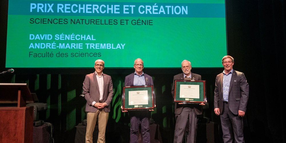 Photo du recteur de l'UdeS Pierre Cossette, des professeurs David Sénéchal et André-Marie Tremblay et du vice-recteur Jean-Pierre Perreault.