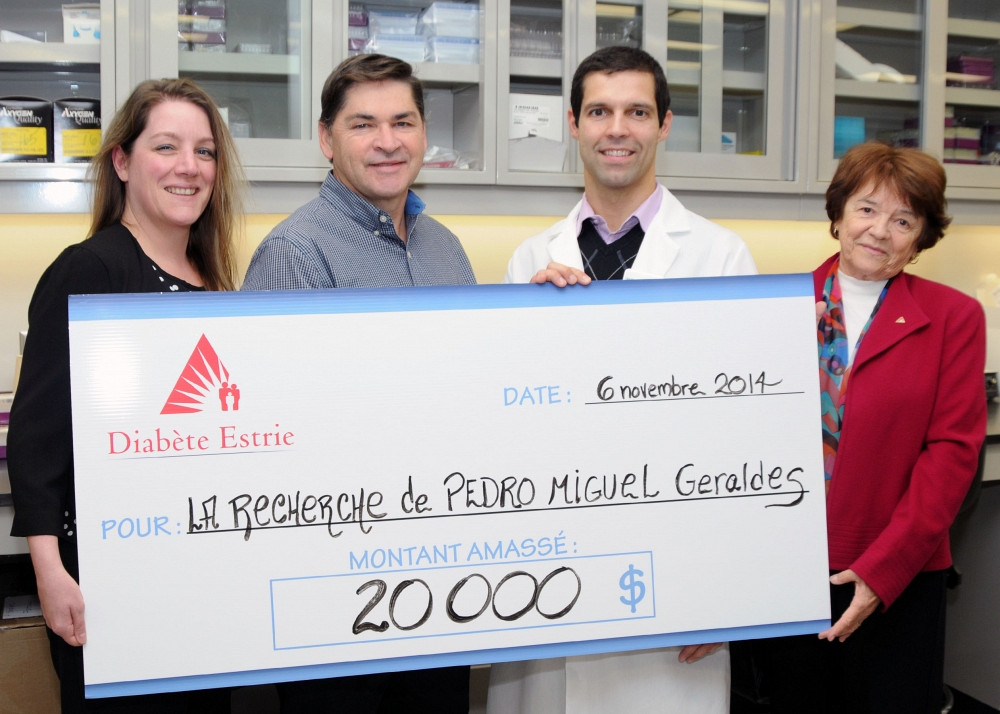 Les repr&eacute;sentants de Diab&egrave;te Estrie ont remis une bourse de recherche de 20 000 $ &agrave; M. Pedro Miguel Geraldes.