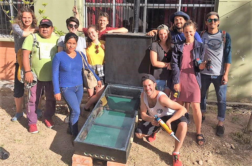 Étudiante au bac en études de l’environnement, Judith Morin (à l'arrière gauche sur la photo) travaille sur un prototype de séchoir solaire destiné aux familles du quartier de San Melchor, au Pérou.