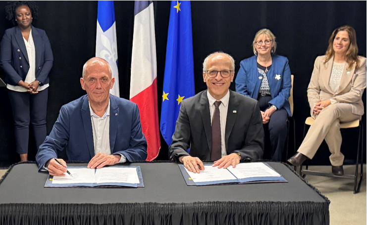 Le président-directeur général du CNRS, Antoine Petit, et le recteur de l’Université de Sherbrooke, le Pr Pierre Cossette, ont procédé à la signature officielle de la création du centre de recherche international Innovation pour une planète durable.