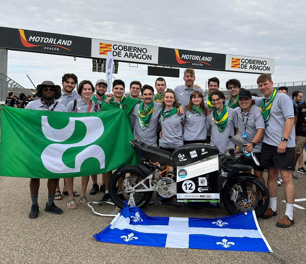 EMUS, un club étudiant de la Faculté de génie, sur la piste de course mythique du circuit MotorLand Aragon en Espagne.