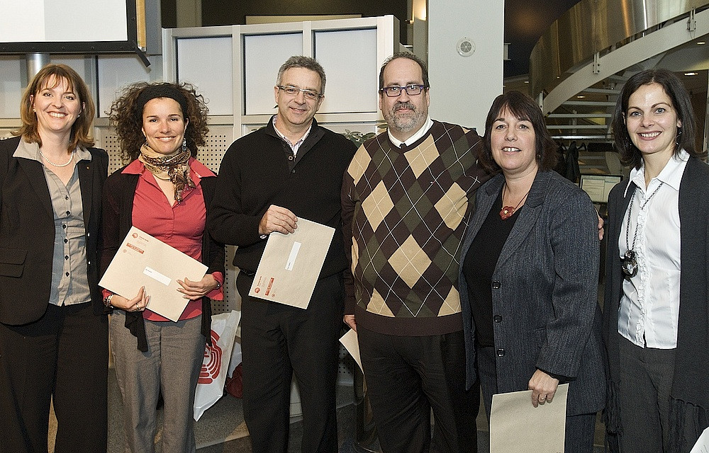 Aux extr&eacute;mit&eacute;s, &Eacute;laine Godbout et Manon Brassard ont soulign&eacute; l'engagement de quatre b&eacute;n&eacute;voles durant la campagne 2010&nbsp;: In&egrave;s Escayola, des Services &agrave; la vie &eacute;tudiante, Yvan Lambert, de la Facult&eacute; d'administration, Luc Sauv&eacute;, du SRHF, et Anne Hurtubise, de la FLSH.