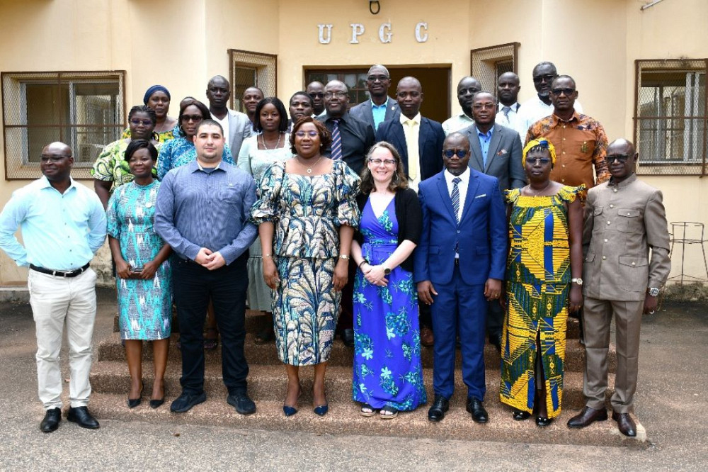 Pascale Lafrance, directrice g&eacute;n&eacute;rale, USherbrooke International, et Yacine Tabet, conseiller en recrutement international, accompagn&eacute;s de l&rsquo;&eacute;quipe de direction de l&rsquo;Universit&eacute; P&eacute;l&eacute;foro Gon Coulibaly, en C&ocirc;te d&rsquo;Ivoire.