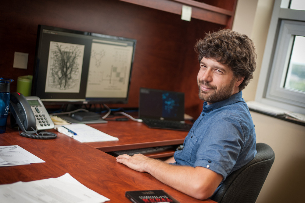Dominique Gravel, professeur au D&eacute;partement de biologie de la Facult&eacute; des sciences.