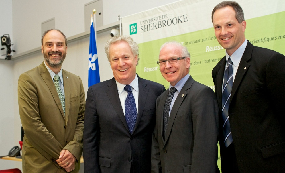 Le vice-recteur à la recherche, Jacques Beauvais, accompagné du premier ministre Jean Charest, du conseiller municipal Julien Lachance et de François Michaud, directeur du 3IT.