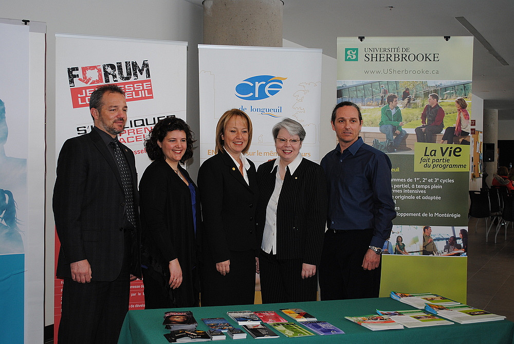 Les trois conf&eacute;renciers du projet Mobilis, entour&eacute;s de la mairesse de la Ville de Longueuil, Caroline St-Hilaire, et de la vice-rectrice au Campus de Longueuil, Lyne Bouchard.