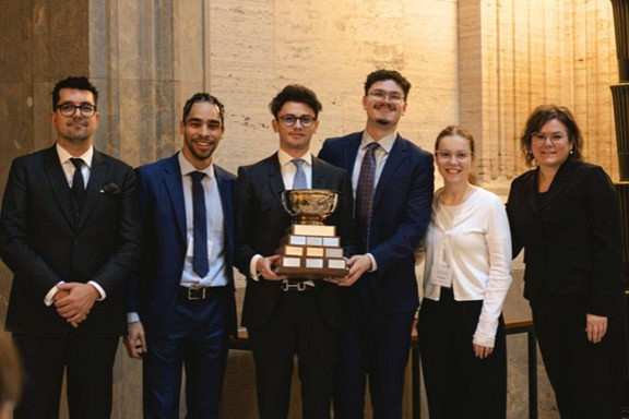 Concours Mignault : Me Simon Tremblay a remis le prix &agrave; Uriel Tirado-Larocque, Vincent Loubier, James-William Caron et L&eacute;a Leroux. L'&eacute;quipe &eacute;tait supervis&eacute;e par Me Ariane-Sophie Blais.